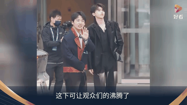 大比分获胜首场状态出色，拜仁观众沸腾！，Karsa重返赛场赢得满堂喝彩(足球主队客队怎么区分位置)