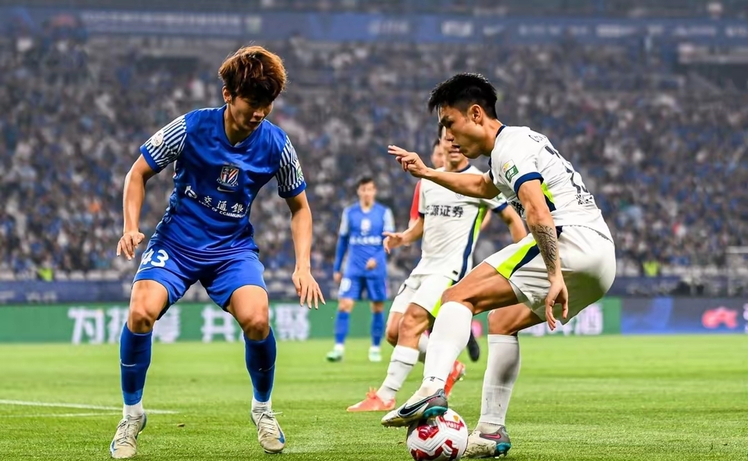 包含赛地聚焦：荷甲今晨热度飙升，武汉三镇内部沟通，球迷炸锅，年轻球员得到机会的词条