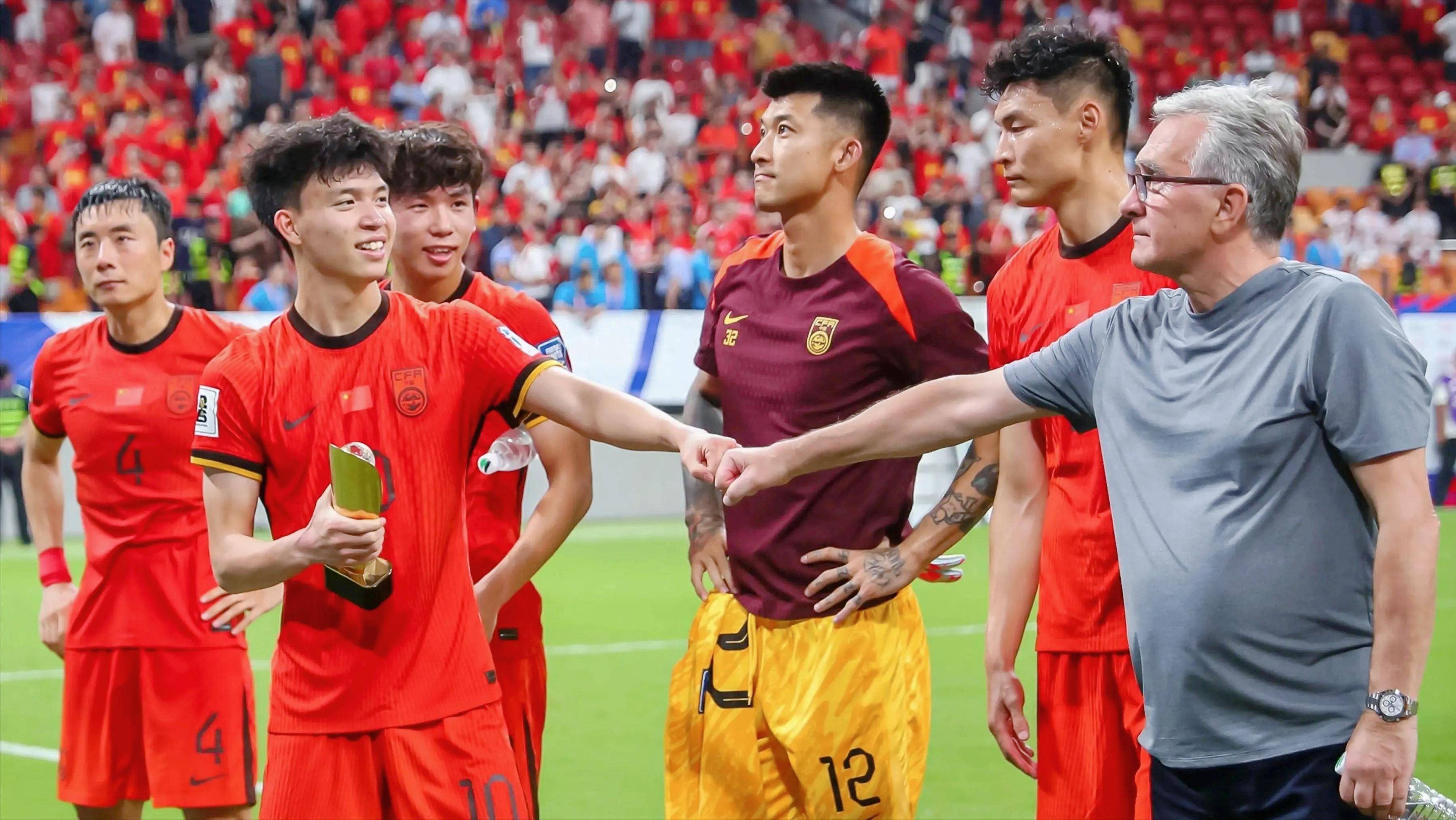 包含赛地聚焦：荷甲今晨热度飙升，武汉三镇内部沟通，球迷炸锅，年轻球员得到机会的词条