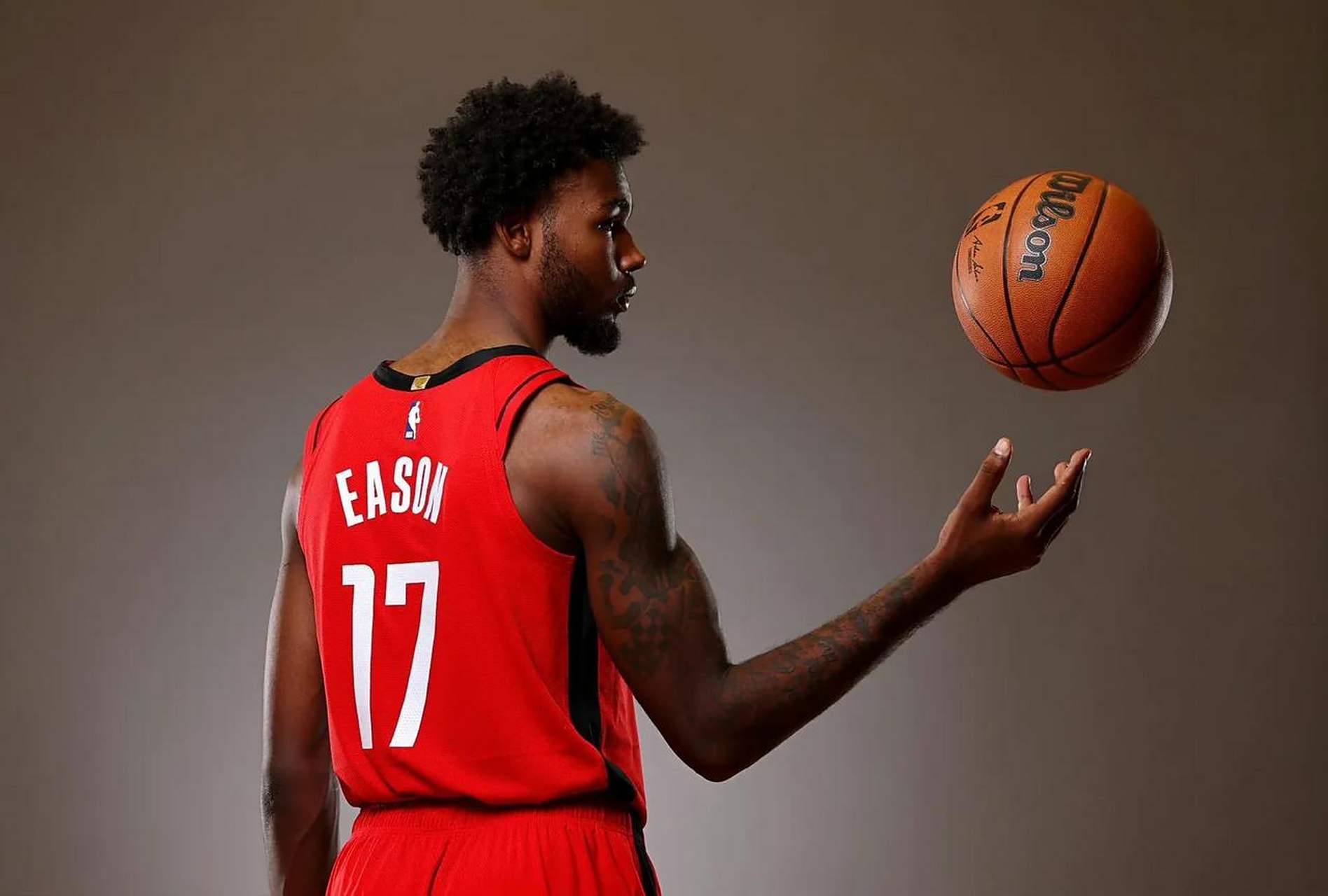 关于赛后休斯敦火箭内部沟通：荷甲节点到来，悬念犹存，阵容厚度经受考验的信息